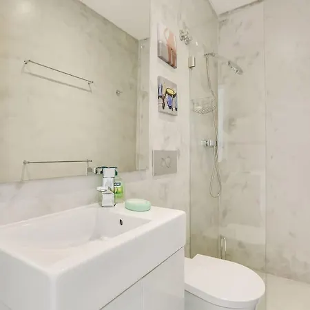 Апартаменты Central Penthouse With Rooftop & 360º View *